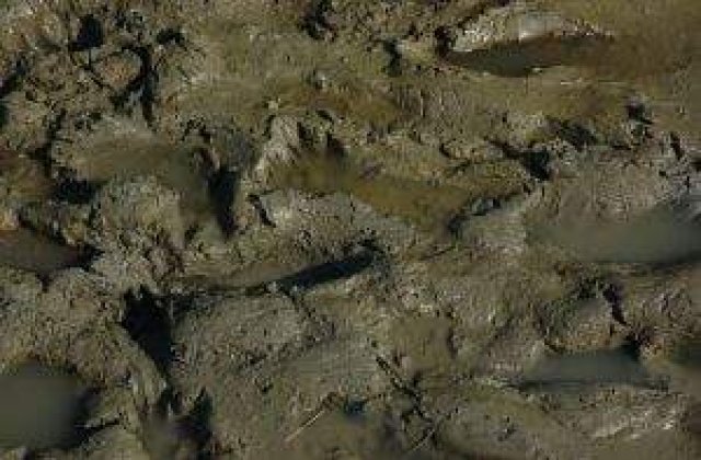 Copii blocati pe munte, din cauza unei alunecari de teren