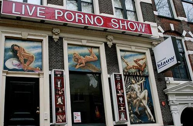 [VIDEO] Amsterdam: Fetele din Cartierul Rosu se "lupta" pe dubstep