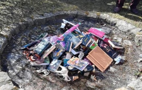 Preotul care a ars mai multe carti &#39;Harry Potter&#39; si &#39;Twilight&#39; si-a cerut scuze