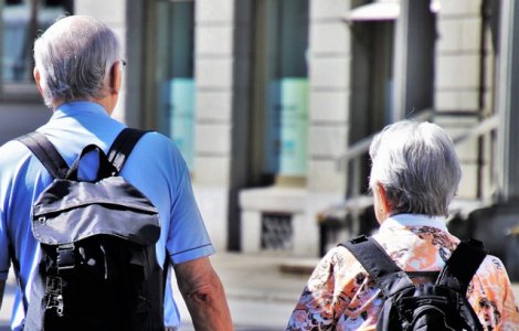 Studiu: O ora pe saptamana de mers pe jos in ritm vioi poate preveni dizabilitatea in cazul varstnicilor