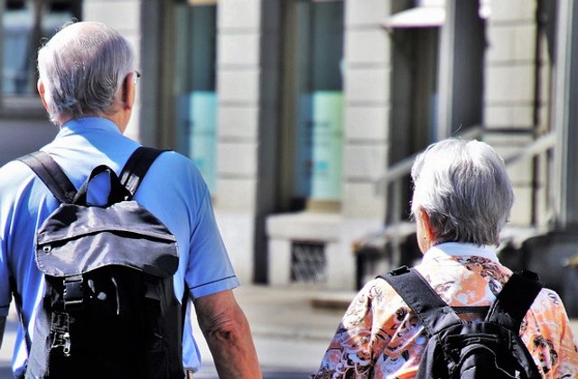 Studiu: O ora pe saptamana de mers pe jos in ritm vioi poate preveni dizabilitatea in cazul varstnicilor