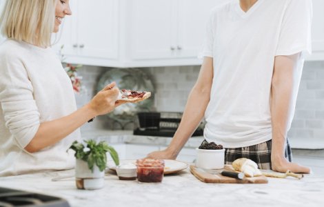  Top  8 moduri prin care iti poti determina partenerul sa manance sanatos