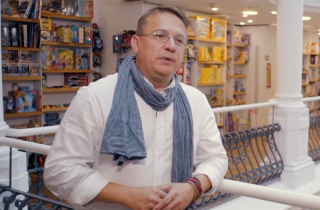 Vizante dezminte ca ar fi amenintat familia actorului Gaitan cu arderea pe rug: Romania TV, aveti decenta!