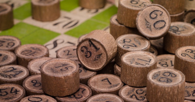 Un cuplu din Canada a castigat 1 milion de dolari la loterie cu un bilet uitat timp de un an intr-o carte