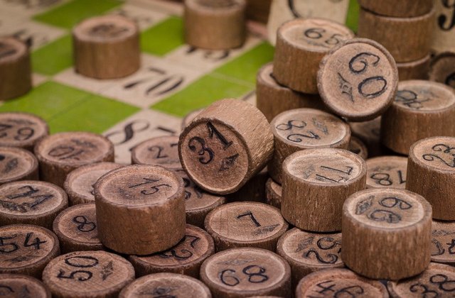 Un cuplu din Canada a castigat 1 milion de dolari la loterie cu un bilet uitat timp de un an intr-o carte