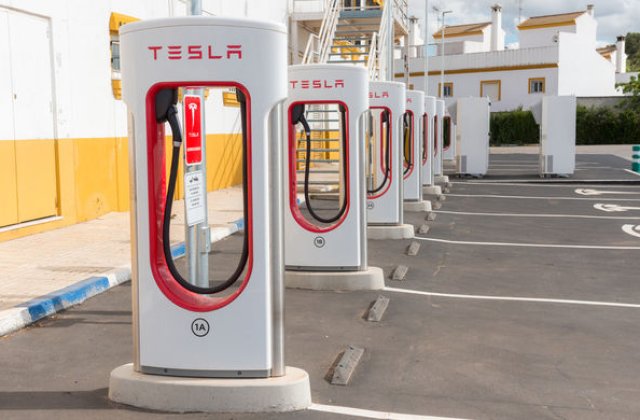 Dus rece pentru Tesla: livrarile de masini au scazut in primul trimestru cu 31% din cauza "cererilor masive din Europa si China"