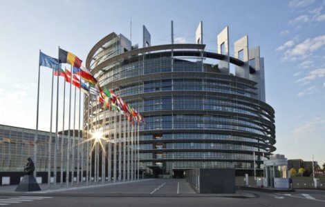 Parlamentul European conditioneaza acordarea fondurilor europene de respectarea statului de drept