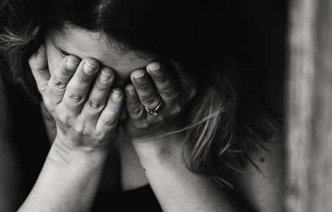 Seful IPJ Bacau sustine ca femeile palmuite de soti exagereaza daca suna la 112 noaptea si ar trebui sa astepte pana dimineata pentru reclamatie