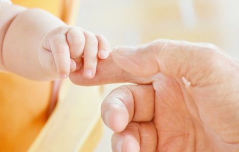O femeie de 61 de ani a dat nastere propriei nepoate, dupa ce a fost mama surogat pentru fiul ei