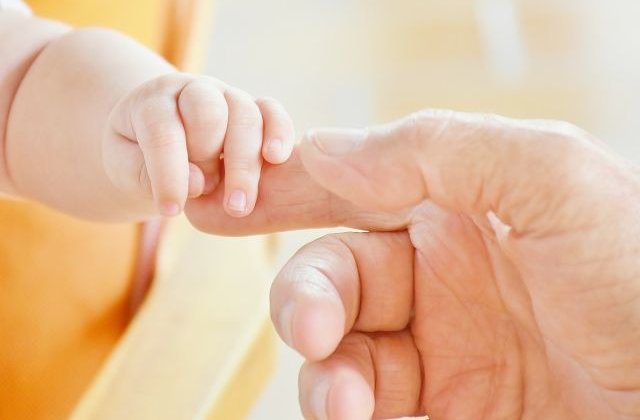 O femeie de 61 de ani a dat nastere propriei nepoate, dupa ce a fost mama surogat pentru fiul ei