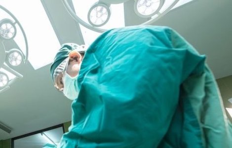 Studiu: Erori facute de personalul medical cu manusile si halatele raspandesc bacteriile in centrele medicale