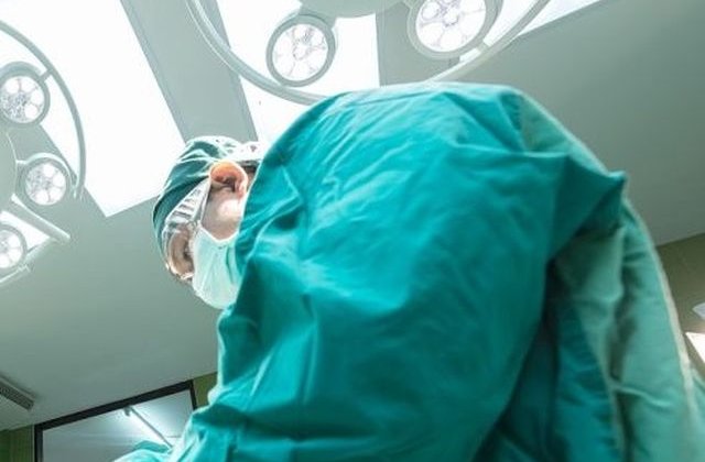 Studiu: Erori facute de personalul medical cu manusile si halatele raspandesc bacteriile in centrele medicale