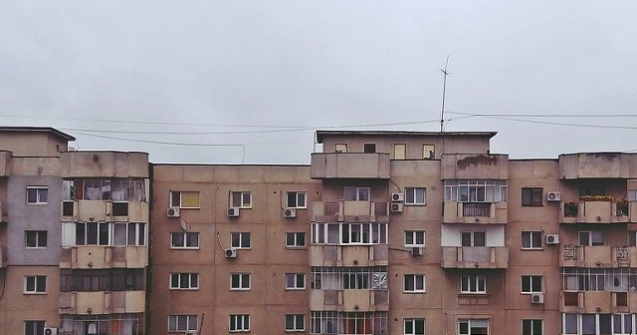 Un adolescent a murit dupa ce s-a aruncat de pe un bloc cu 10 etaje