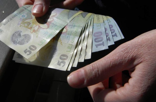 Unde sunt banii tai? Romanii dau jumatate din bani pe mancare, bautura si tigari