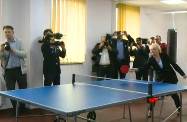Anunt ironic al unei companii de HR, dupa ce Dancila a jucat tenis de masa: Cautam antrenor de ping-pong pentru exercitii de imagine