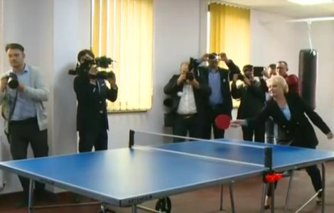 Anunt ironic al unei companii de HR, dupa ce Dancila a jucat tenis de masa: Cautam antrenor de ping-pong pentru exercitii de imagine