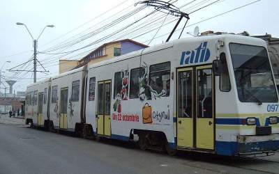 Statia RATB de pe pasajul...