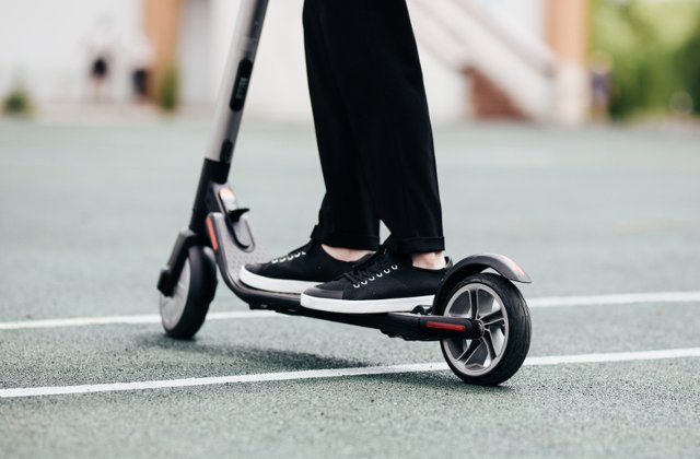 Inedita istorie a trotinetelor. Cine a construit prima trotineta si de ce e un mijloc de transport atat de popular astazi