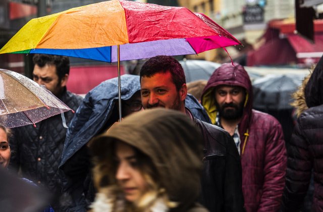 Informare meteo de ploi si instabilitate atmosferica, pana luni dimineata