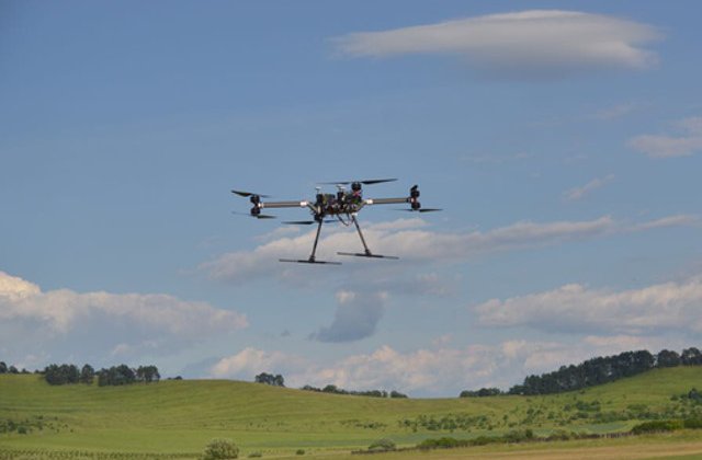 Acesti oameni minunati si dronele lor zburatoare...