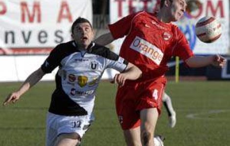 Fotbalistul Claudiu Raducanu, acuzat ca si-a batut sotia si pe mama acesteia