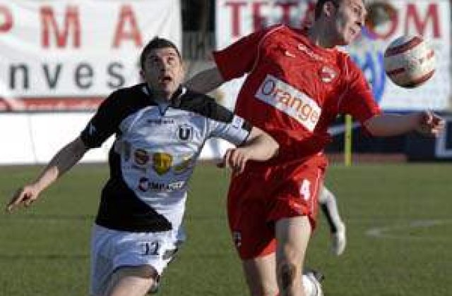 Fotbalistul Claudiu Raducanu, acuzat ca si-a batut sotia si pe mama acesteia