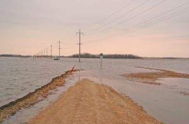 Cod galben de inundatii pe rauri din zece judete