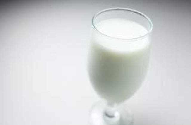 Industria reactioneaza: Laptele din magazine este NATURAL