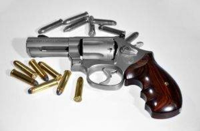 Peste 90 de angajati ai MAI si-au pierdut dreptul de a purta arma