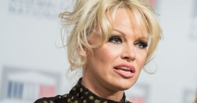 Pamela Anderson, revoltata de arestarea lui Julian Assange, pe care il considera "un erou"
