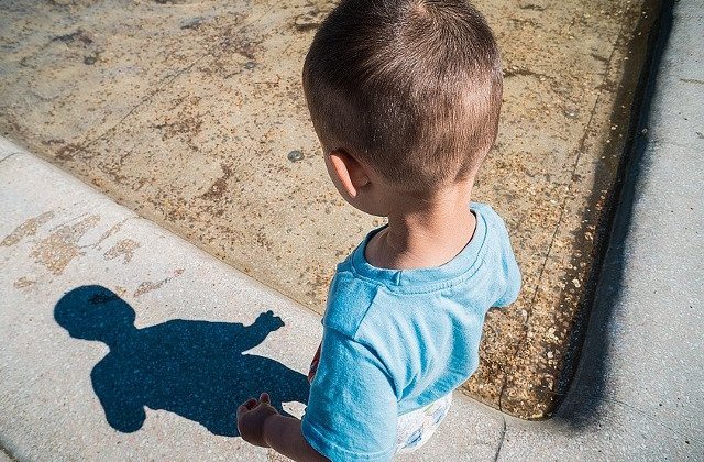 Un copil de 3 ani a murit dupa ce a cazut in fosa septica, la gradinita