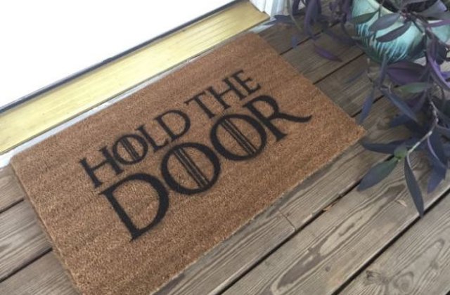 10+ obiecte de decor pe care orice fan al serialului Game of Thrones si le-ar dori in casa