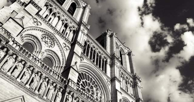 Incendiu de proportii la Catedrala Notre Dame din Paris. O parte din acoperis s-a prabusit / VIDEO