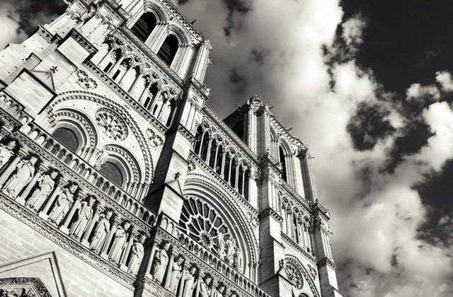 Incendiu de proportii la Catedrala Notre Dame din Paris. O parte din acoperis s-a prabusit / VIDEO