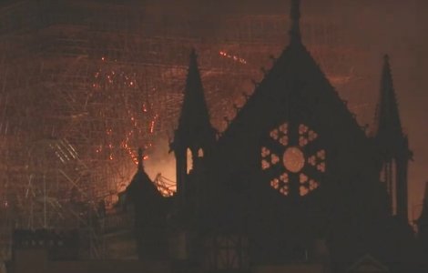 Pompieri: Structura catedralei Notre Dame "este salvata si pastrata in intregime"