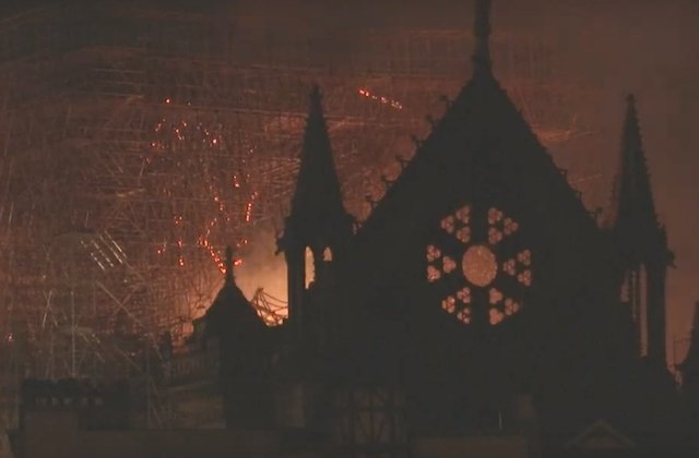 Pompieri: Structura catedralei Notre Dame "este salvata si pastrata in intregime"