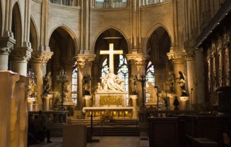 Imagini din interiorul catedralei Notre-Dame, dupa ce focul a fost stins in totalitate. Marea cruce a ramas neatinsa