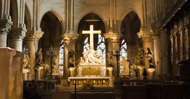 Imagini din interiorul catedralei Notre-Dame, dupa ce focul a fost stins in totalitate. Marea cruce a ramas neatinsa