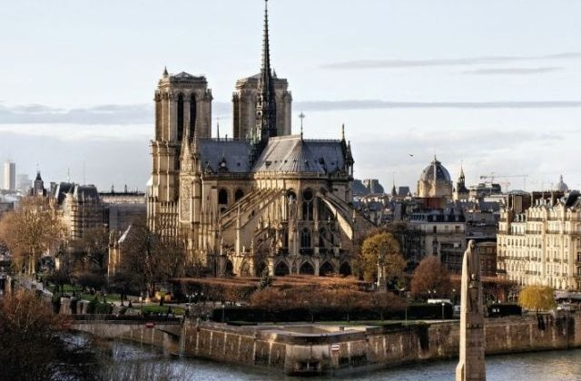Familiile Arnault si Pinault doneaza 300 de milioane de euro pentru reconstructia catedralei Notre-Dame
