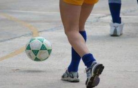 Cluburile de fotbal, obligate sa aiba si echipe feminine