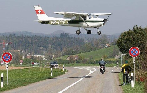 Un avion de mici dimensiuni a aterizat fortat in apropiere de Brasov