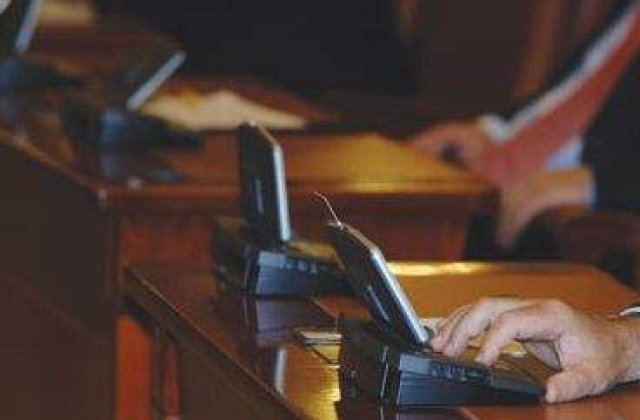 Sedinta Parlamentului pentru votarea motiunii de cenzura a inceput