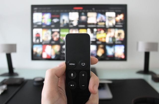 Reduceri de Paste: televizoare smart cu diagonala mare la preturi mai mici