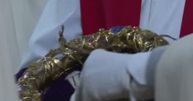 Un preot si-a riscat viata pentru a salva Coroana de Spini a lui Iisus de la Notre-Dame