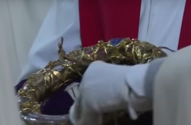 Un preot si-a riscat viata pentru a salva Coroana de Spini a lui Iisus de la Notre-Dame