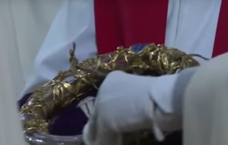 Un preot si-a riscat viata pentru a salva Coroana de Spini a lui Iisus de la Notre-Dame