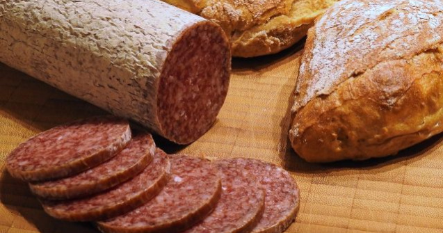 Specialistii avertizeaza ca si cantitatile moderate de carne rosie si procesata sunt asociate cu riscul de cancer colorectal