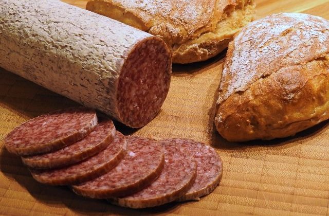 Specialistii avertizeaza ca si cantitatile moderate de carne rosie si procesata sunt asociate cu riscul de cancer colorectal