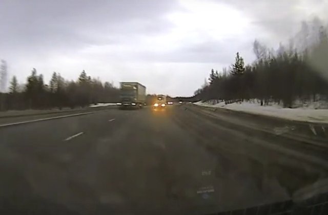 Un baiat de 19 ani a murit dupa ce masina in care se afla a fost lovita de un TIR. Accidentul a fost surprins de camera de bord/ VIDEO