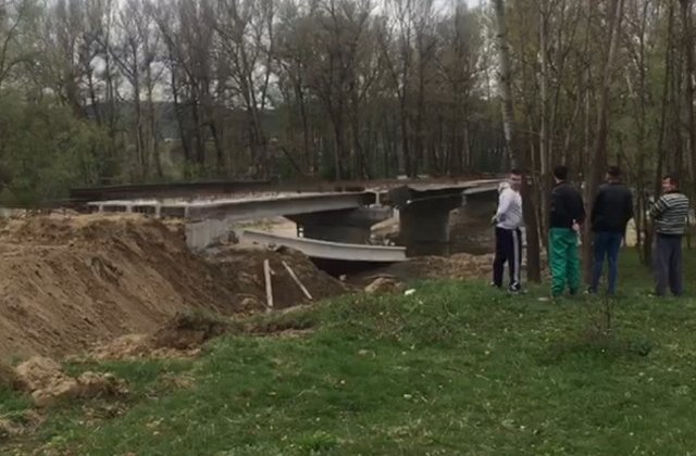 Gorj: Sapte raniti, dupa ce o traversa a unui pod in lucru s-a prabusit peste muncitori